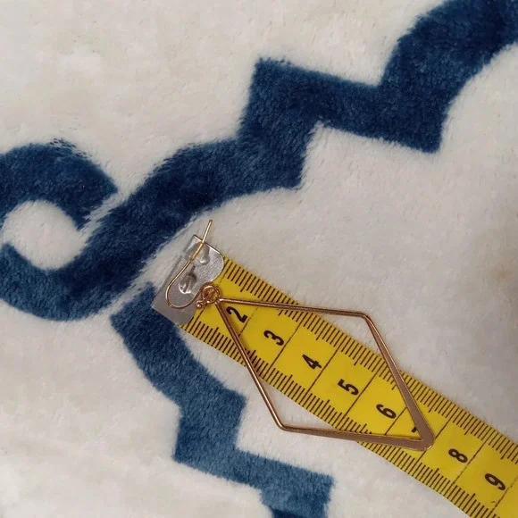 5 for $10 Gold Tone Like New Triangle Dangle Earrings - Picture 5 of 5